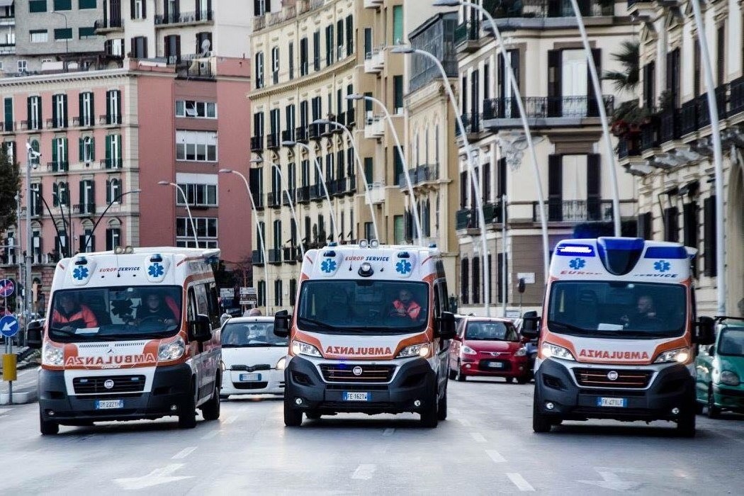 Ambulancias circulando por una calle