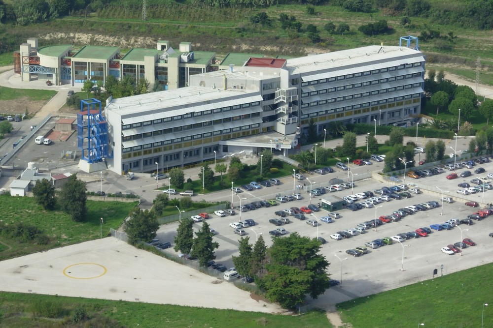 Vista aérea del hospital de Pozzuoli con su helipuerto
