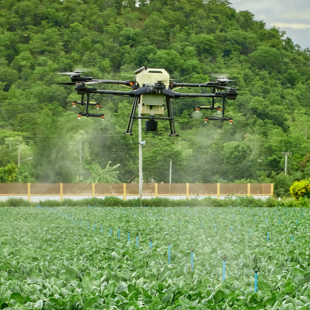 Dron agrícola cargado, listo para un tratamiento